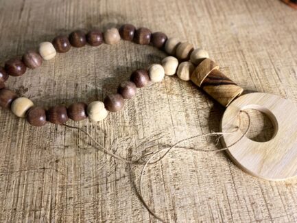 Colar decorativo com contas e argola de madeira