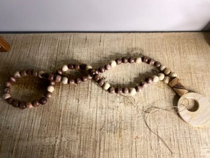 Colar decorativo com contas e argola de madeira - Imagem 3