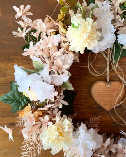 Guirlanda para usar o ano todo na sua casa , com flores, ramos de seda ,coração de madeira, fios de juta Tamanho Aro 40 cm - Imagem 3