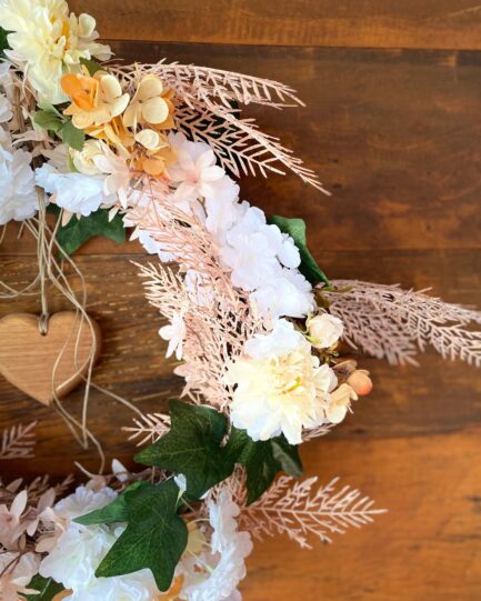Guirlanda para usar o ano todo na sua casa , com flores, ramos de seda ,coração de madeira, fios de juta Tamanho Aro 40 cm - Imagem 6