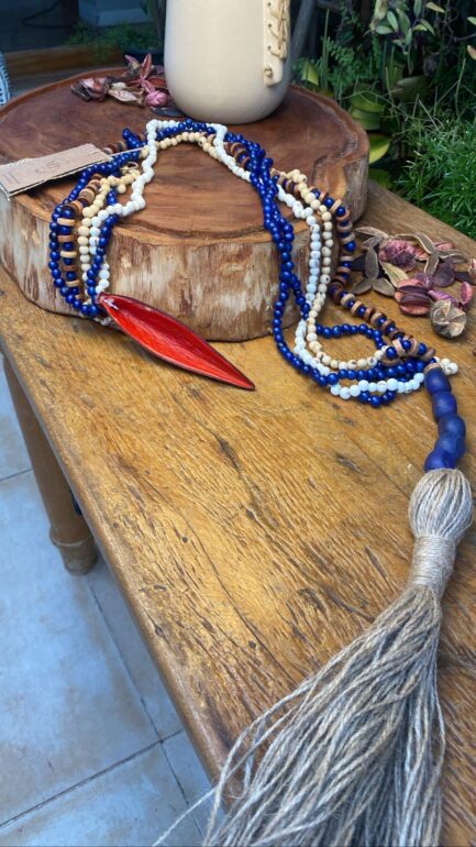 colar decorativo com contas de madeira, semente de açai,semente canoinha e sisal - Imagem 5