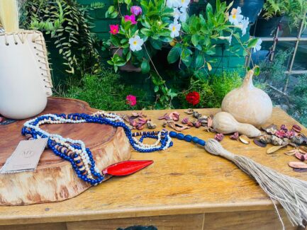 colar decorativo com contas de madeira, semente de açai,semente canoinha e sisal - Imagem 6