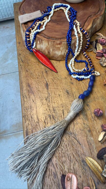 colar decorativo com contas de madeira, semente de açai,semente canoinha e sisal - Imagem 3