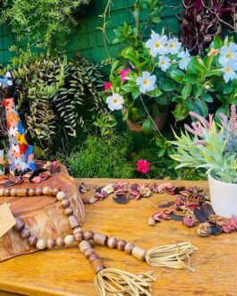 colar decorativo com contas de madeira