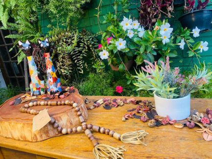 colar decorativo com contas de madeira