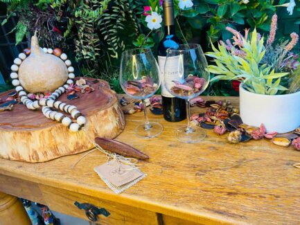 colar decorativo com contas de madeira e semente de canoinha