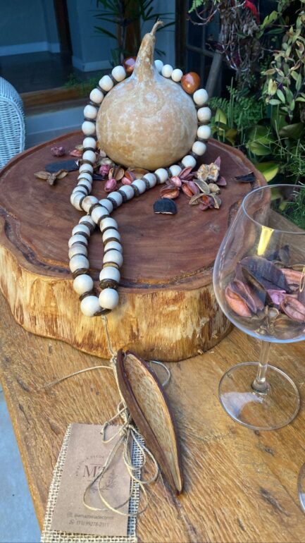 colar decorativo com contas de madeira e semente de canoinha - Imagem 3