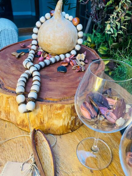 colar decorativo com contas de madeira e semente de canoinha - Imagem 2