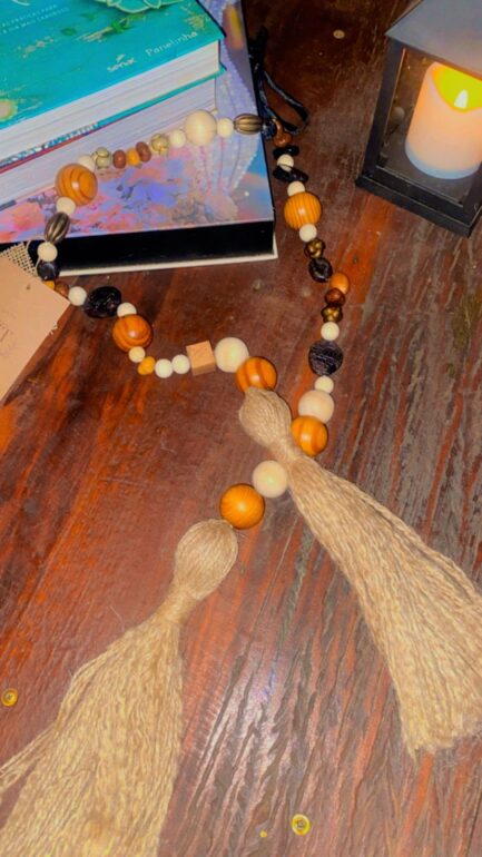 colar decoratico com contas de madeira , miçangas e sisal - Imagem 4