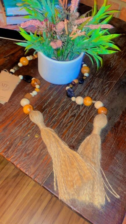 colar decoratico com contas de madeira , miçangas e sisal - Imagem 3