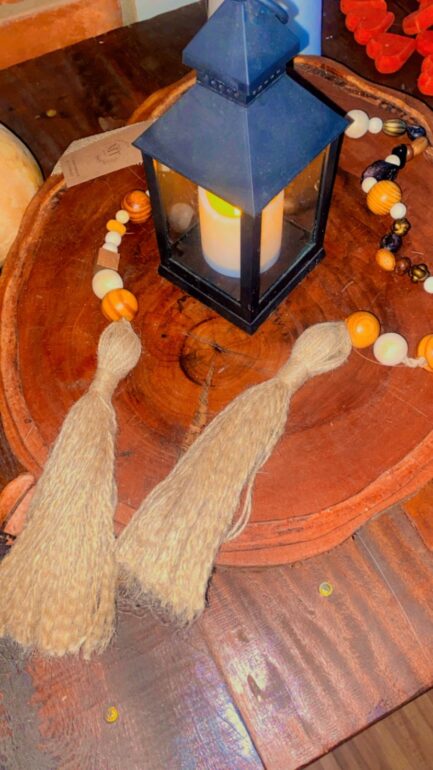colar decoratico com contas de madeira , miçangas e sisal - Imagem 2