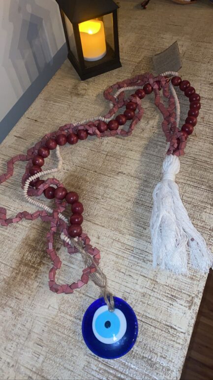 colar decoratico com contas de madeira variadas, olho grego e sisal - Imagem 3