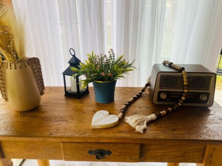colar decorativo com contas de madeira e coração de 15 cm