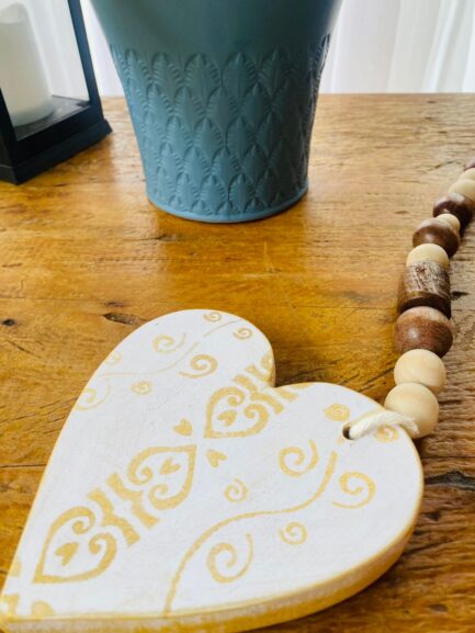 colar decorativo com contas de madeira e coração de 15 cm - Imagem 5
