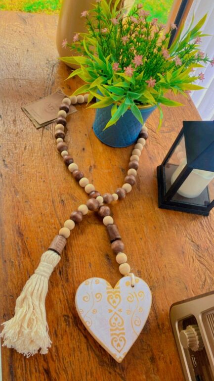 colar decorativo com contas de madeira e coração de 15 cm - Imagem 4
