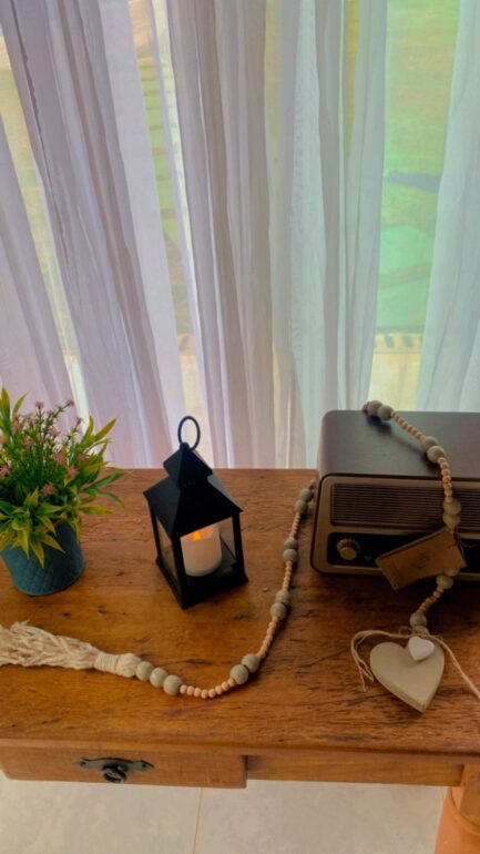 colar decorativo com contas de madeira e coração de 9 cm - Imagem 5