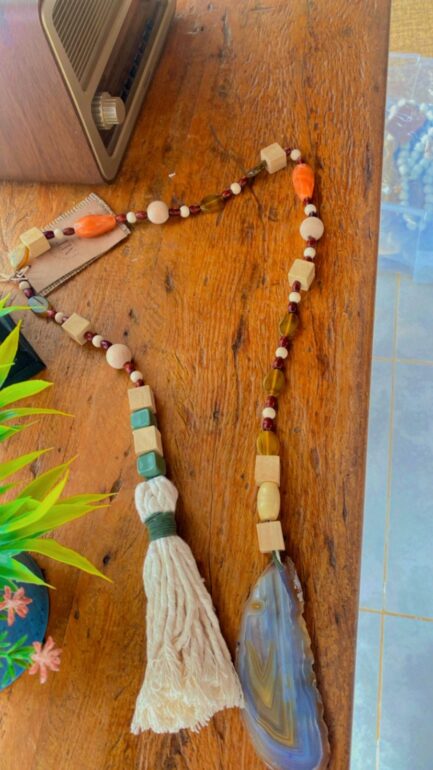 colar decorativo com contas de madeira , miçangas e pedra natural - Imagem 4