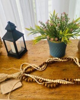 colar decorativo com contas de madeira cores neutras e sisal