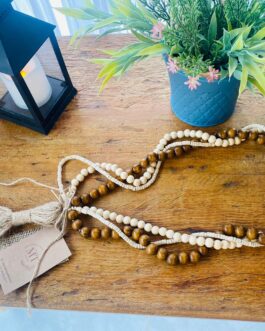 colar decorativo com contas de madeira cores neutras e sisal