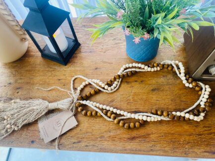 colar decorativo com contas de madeira cores neutras e sisal