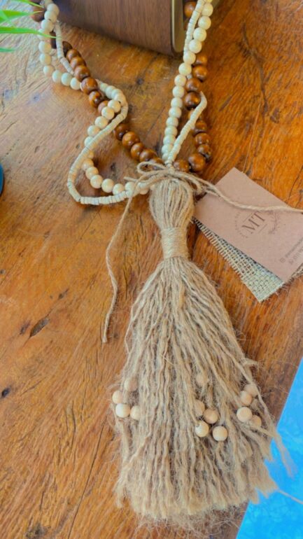 colar decorativo com contas de madeira cores neutras e sisal - Imagem 4