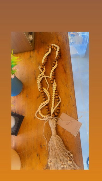 colar decorativo com contas de madeira cores neutras e sisal - Imagem 5