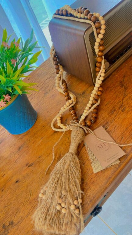 colar decorativo com contas de madeira cores neutras e sisal - Imagem 6