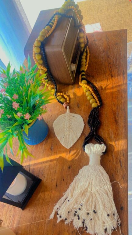 colar decorativo com contas de madeira, semente de açai e folha de macrame - Imagem 6