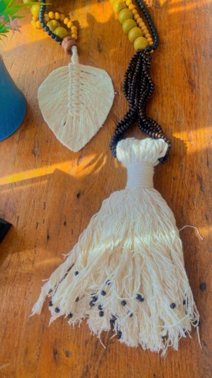 colar decorativo com contas de madeira, semente de açai e folha de macrame - Imagem 4