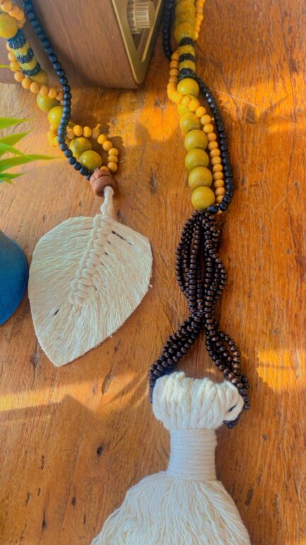 colar decorativo com contas de madeira, semente de açai e folha de macrame - Imagem 2