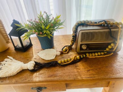 colar decorativo com contas de madeira, semente de açai e folha de macrame