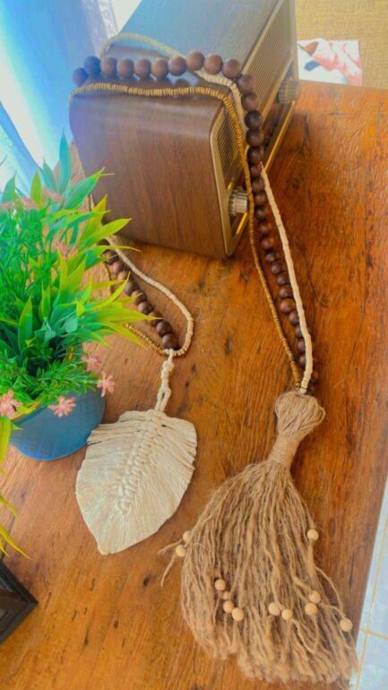 colar decorativo com contas de madeira, folha de macrame e sisal - Image 5