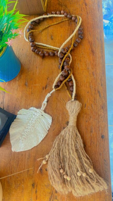 colar decorativo com contas de madeira, folha de macrame e sisal - Image 2