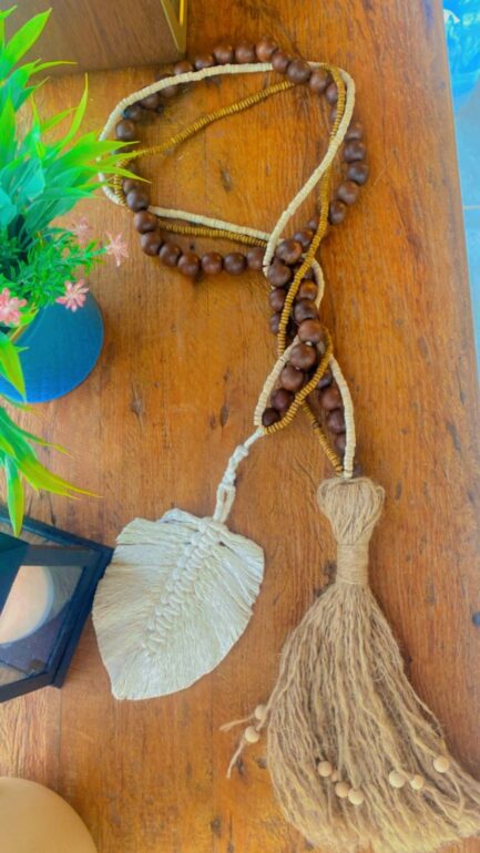 colar decorativo com contas de madeira, folha de macrame e sisal - Image 6