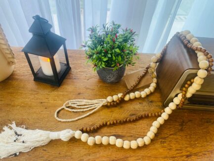 colar decorativo com contas de madeira variadas