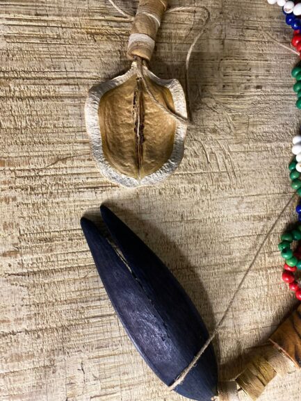 Colar decorativo com contas de madeira, sementes de açai variadas , semente canoinha e semente boca sapo do jacaranda mimoso - Imagem 2